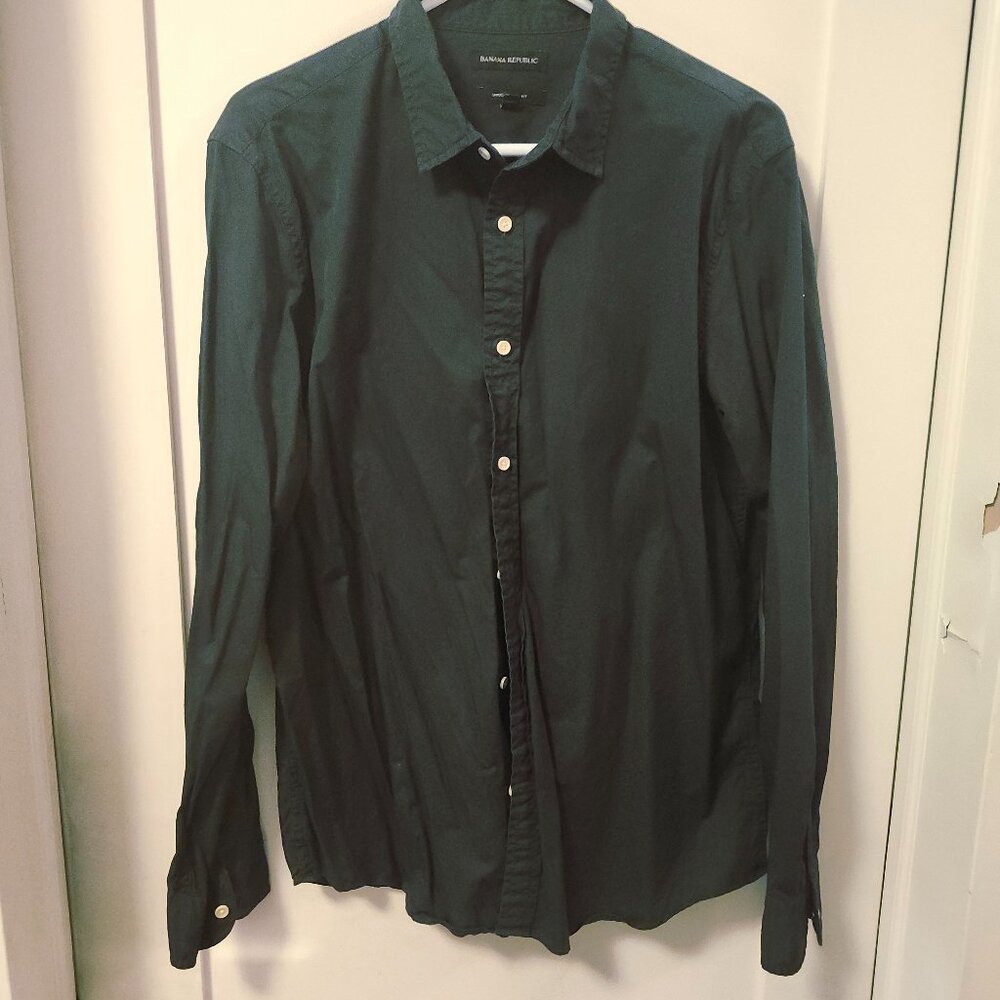 Banana Republic Slim Untucked Men's Button Down Shirt. Size L